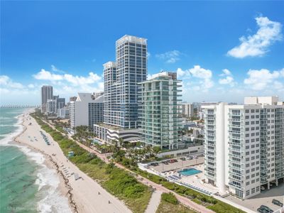 422 - 6917 Collins Ave, Condo with 1 bedrooms, 1 bathrooms and null parking in Miami Beach FL | Image 2