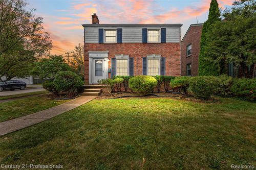 1677 Brys Dr, Grosse Pointe Woods, MI, 48236-1009 | Card Image