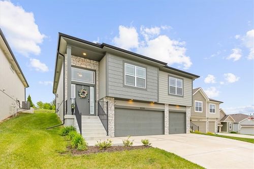 6745 Praire Ln, Parkville, MO, 64152-8753 | Card Image