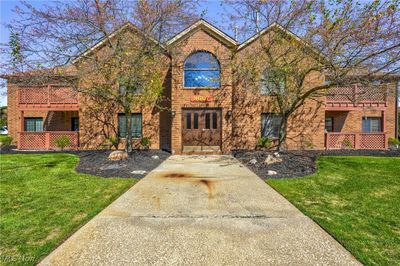 105 - 8607 Scenicview Drive, Condo with 2 bedrooms, 2 bathrooms and null parking in Broadview Heights OH | Image 3