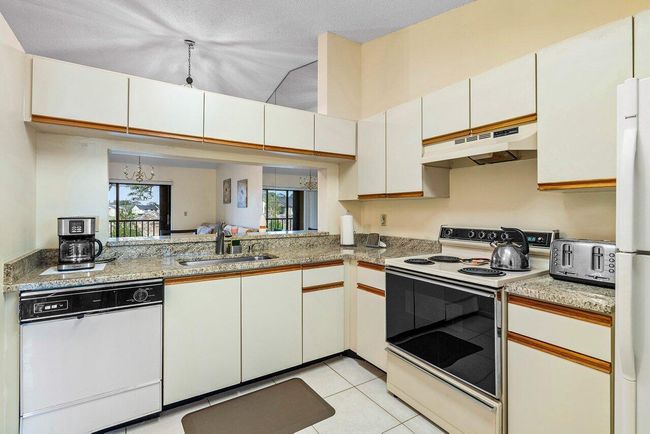 203 - 4689 Lucerne Lakes Blvd, Condo with 2 bedrooms, 2 bathrooms and null parking in LAKE WORTH FL | Image 6