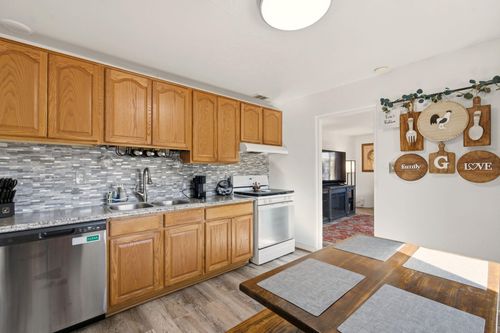 2221 Milton Ct Nw, Albuquerque, NM, 87104-2518 | Card Image
