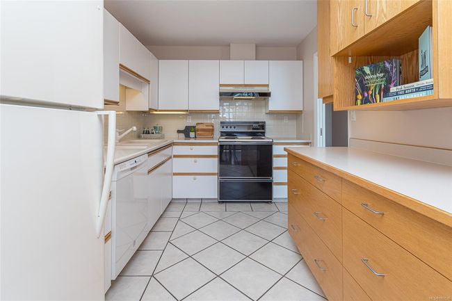 403 - 670 Dallas Rd, Condo with 3 bedrooms, 2 bathrooms and 1 parking in Victoria BC | Image 12