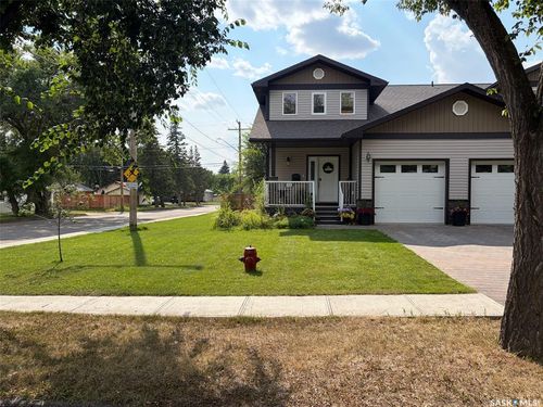 715 Centre St, Home with 4 bedrooms, 4 bathrooms and 2 parking in Shaunavon SK | Card Image
