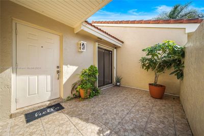 6239 Nw 170th Ter, Townhouse with 3 bedrooms, 2 bathrooms and null parking in Hialeah FL | Image 2