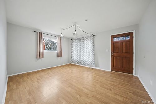 9228 Mueller St, Taylor, MI, 48180-3513 | Card Image