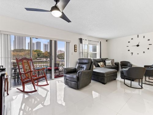 apt-424-200 Diplomat Pkwy, Hallandale Beach, FL, 33009-8715 | Card Image