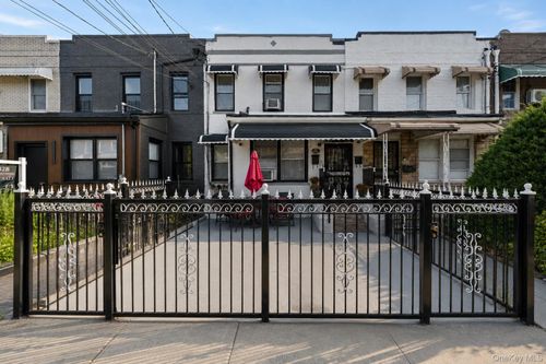 960 E 221st St, Bronx, NY, 10469-1016 | Card Image