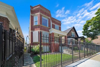 6326 S Campbell Avenue, Home with 5 bedrooms, 2 bathrooms and 2 parking in Chicago IL | Image 2