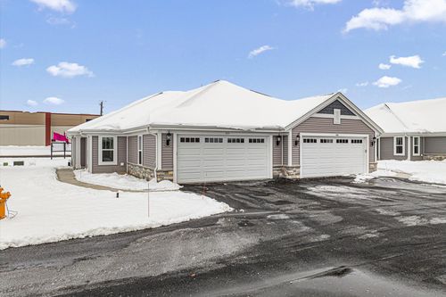 512 Hunter Oaks Blvd, Watertown, WI, 53094-7701 | Card Image