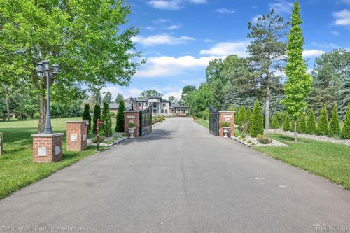 17965 Beck Rd, Northville, MI, 48168-9282 | Card Image