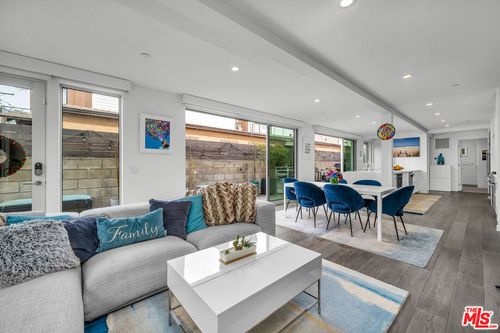 718 Marine St, Santa Monica, CA, 90405-5633 | Card Image