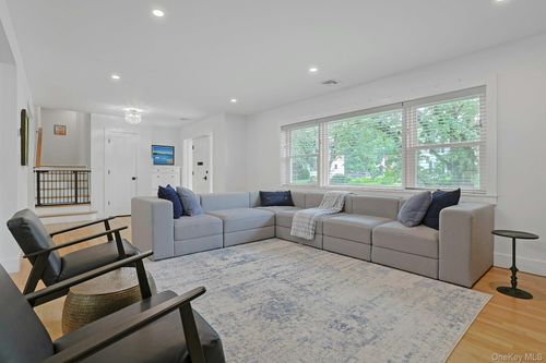 73 Bon Air Ave, New Rochelle, NY, 10804-3204 | Card Image