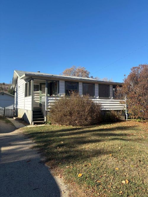 10926 93 St, Peace River, AB, T8S1P4 | Card Image