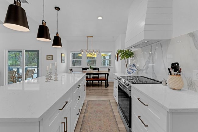 Plenty of space for cooking. Bon appetite! | Image 11