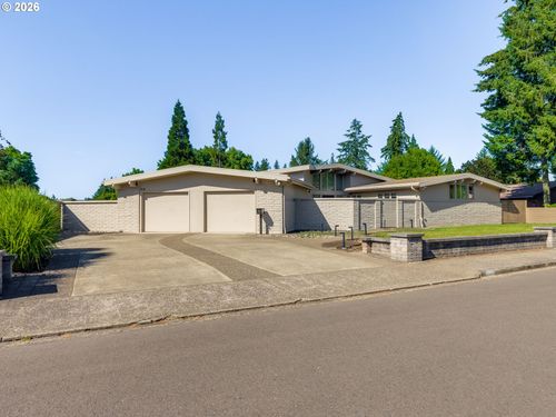 2035 Nw Saint Andrews Dr, McMinnville, OR, 97128 | Card Image