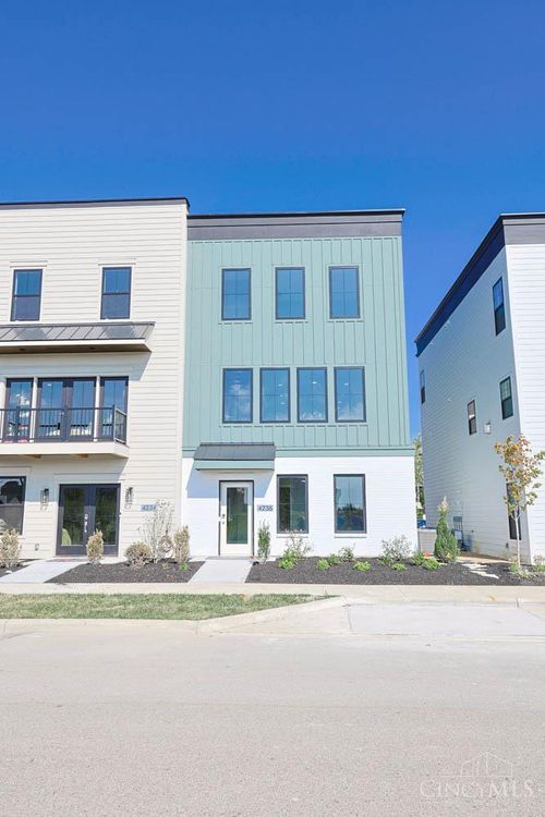 4236 Parkview Dr, Blue Ash, OH, 45242-5595 | Card Image