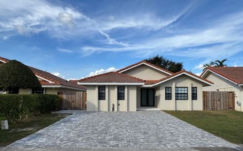 8455 Nw 190th Ter, Hialeah, FL, 33015-5371 | Card Image