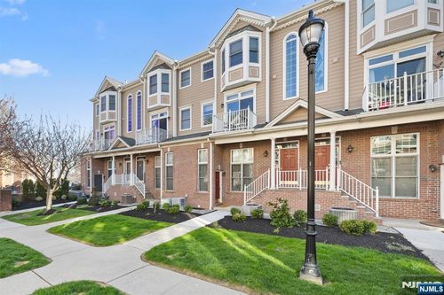 373 Kingston Ct, West New York, NJ, 07093-8313 | Card Image
