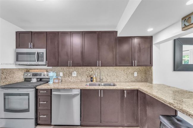6728 Sw 140 Th Ct, Townhouse with 3 bedrooms, 3 bathrooms and null parking in Miami FL | Image 12