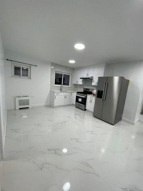 19801 56th Ave, Fresh Meadows, NY, 11365-1709 | Card Image