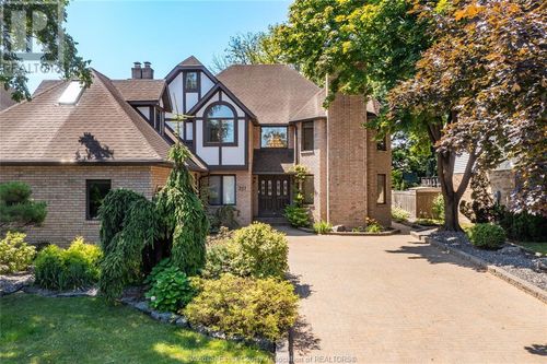 327 Majestic Dr, Tecumseh, ON, N8N4L4 | Card Image
