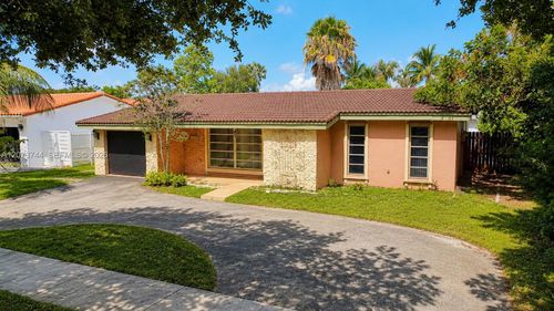 1060 N Douglas Rd, Pembroke Pines, FL, 33024-4762 | Card Image