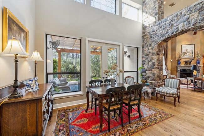 A 20' stone archway divides the formal living and dining rooms from the breakfast room and kitchen. An oversized transom within the stone helps maintain the openness of this space. | Image 15