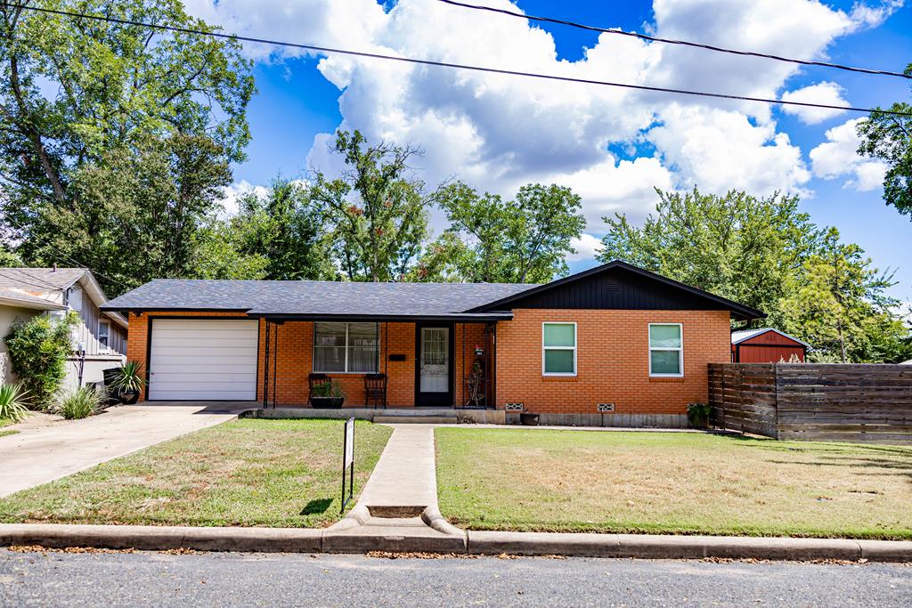 Adams St, Fredericksburg, TX 78624