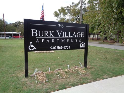 716 Park St, Burkburnett, TX, 76354-2495 | Card Image