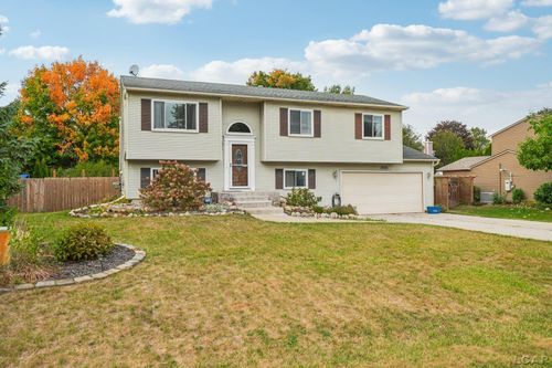 9060 Wildwood Lake Dr, Whitmore Lake, MI, 48189-9427 | Card Image