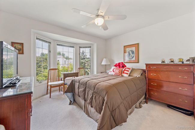 30_38049_Lantern_Hill_Ct_Farmington_Hills_MI_48331_USA-Bedroom-194376_HDR-25.jpg | Image 29