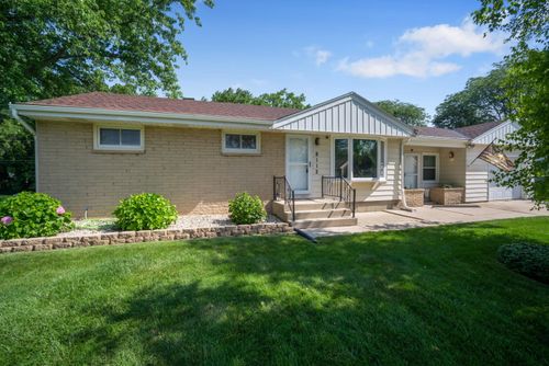 8112 W Elm Ct, Franklin, WI, 53132-9781 | Card Image