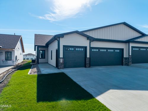 5711 Davies Dr, Bismarck, ND, 58503 | Card Image