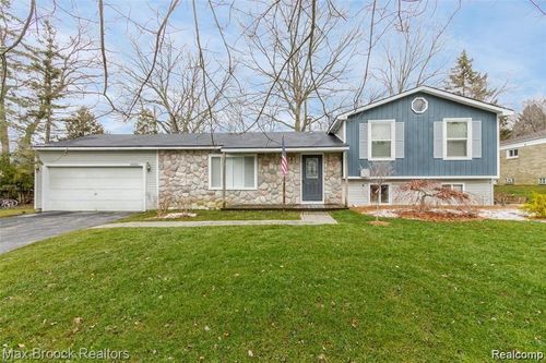 2120 Daintree Ave, West Bloomfield, MI, 48323-3803 | Card Image