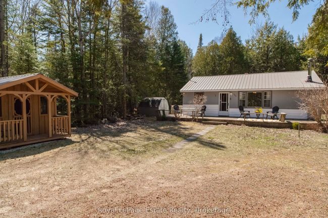 704 York Ave, House other with 3 bedrooms, 1 bathrooms and 6 parking in Sauble Beach ON | Image 4