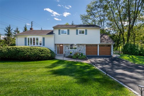 1 Lynns Way, New Rochelle, NY, 10805-3011 | Card Image