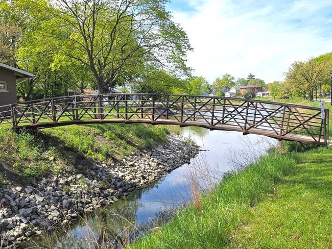 With a view of Oak Lawn Lake/Lake Shore Park! | Image 5