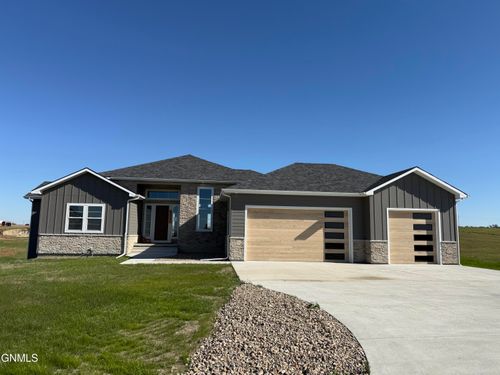 5062 Arrowhead Pl, Williston, ND, 58801-9304 | Card Image