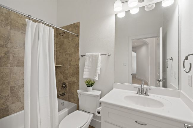 Upstairs Full bathroom | Image 29