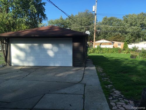 22521 Euclid St, Saint Clair Shores, MI, 48082-2446 | Card Image