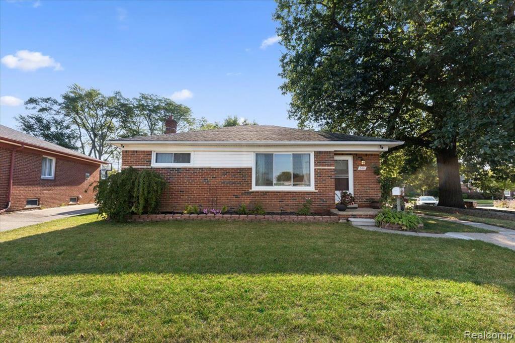 Leona Ave, Garden City, MI 48135