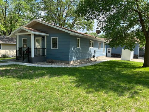 132 College Ave Ne, Hutchinson, MN, 55350-1215 | Card Image