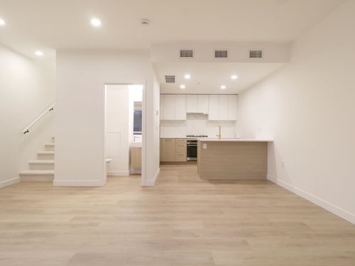112-390 Guilby St, Coquitlam, BC, V3K0J8 | Card Image