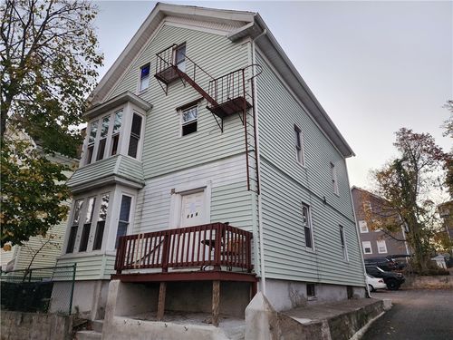 132 Putnam St, Providence, RI, 02909-2527 | Card Image