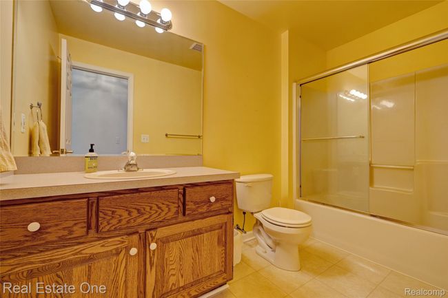 Upstairs bath | Image 32