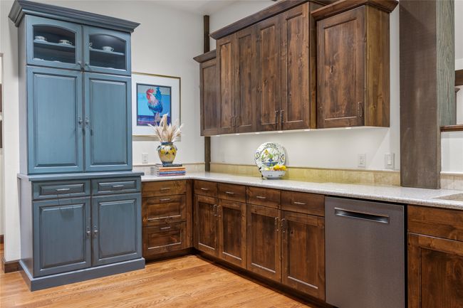Plenty of counter space. | Image 31