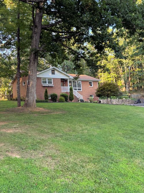 136 Sherwood Dr, Blue Ridge, VA, 24064-1207 | Card Image