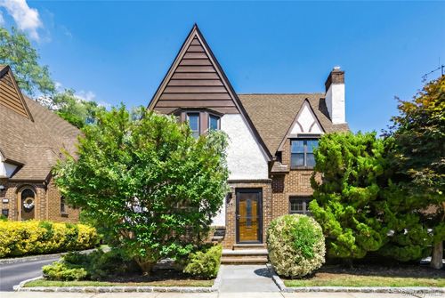 38 Bayview Ter, Manhasset, NY, 11030-1812 | Card Image
