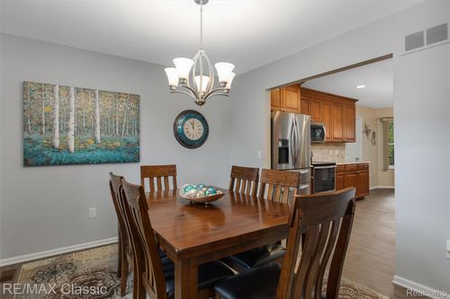 325 Glenwood Dr, Walled Lake, MI, 48390-2918 | Card Image